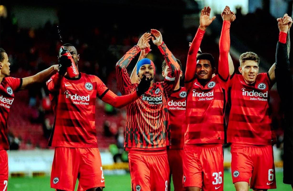 包含顶级球星集结豪门，震撼对决点燃热情的词条