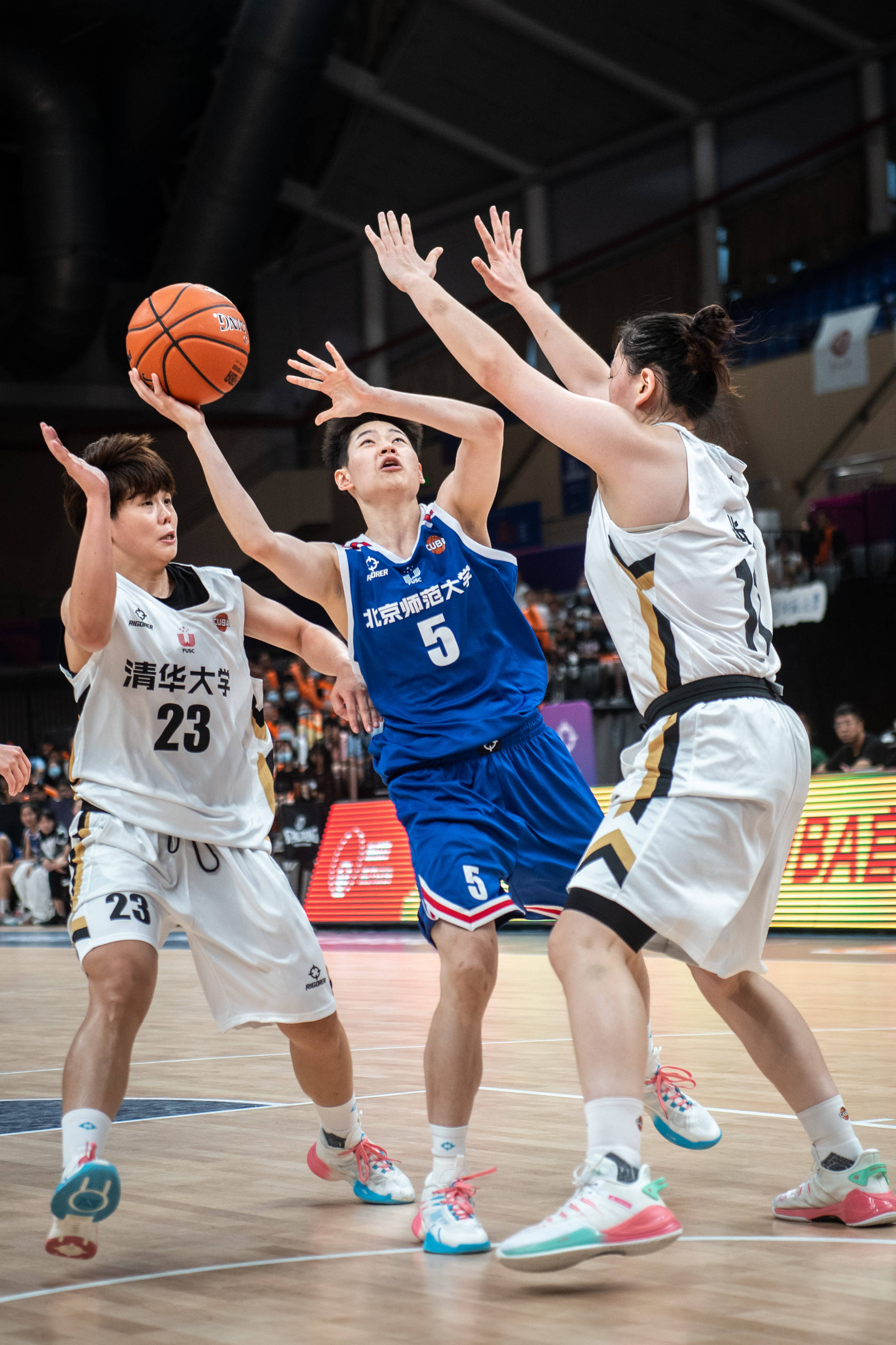 篮球女子单打比赛，美国队胜出