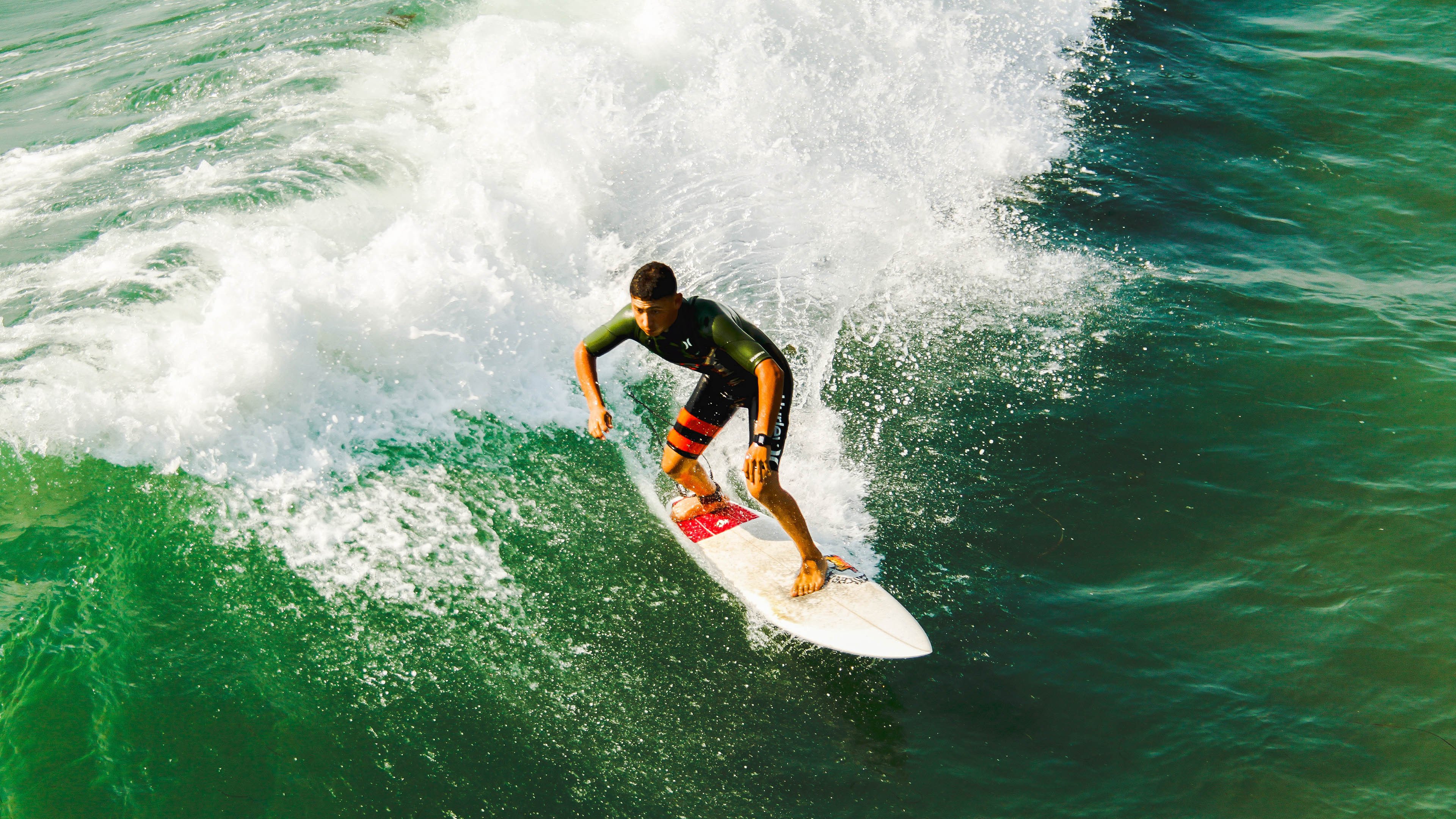 密尔沃基雄鹿半决赛大胜广州队，哈兰德砍下40记关键球，全场沸腾